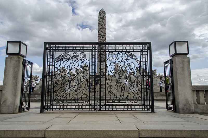 Noruega - Oslo 072 - parque Vigeland - puerta de Hierro.jpg